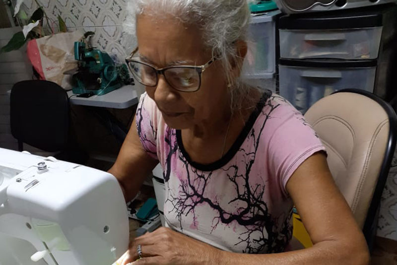 Dona Ju (Maria dos Reis Dantas de Almeida) é uma das costureiras que produziram as máscaras para a Usiminas