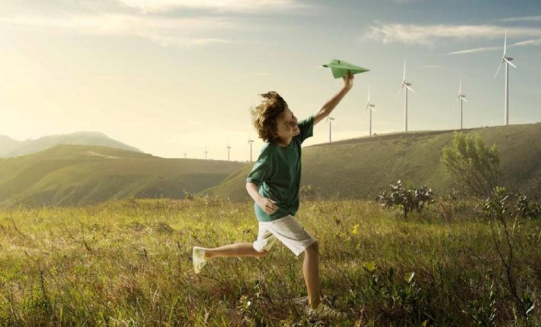 Criança brincando com avião de papel - Blog Usiminas: um espaço para quem quer saber mais