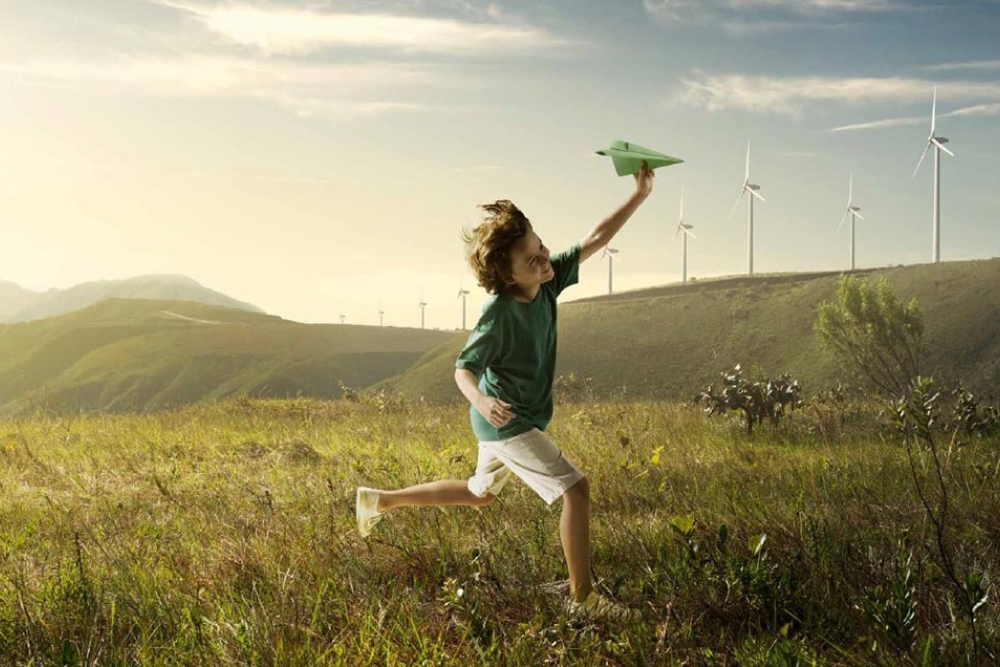 Criança brincando com avião de papel - Blog Usiminas: um espaço para quem quer saber mais